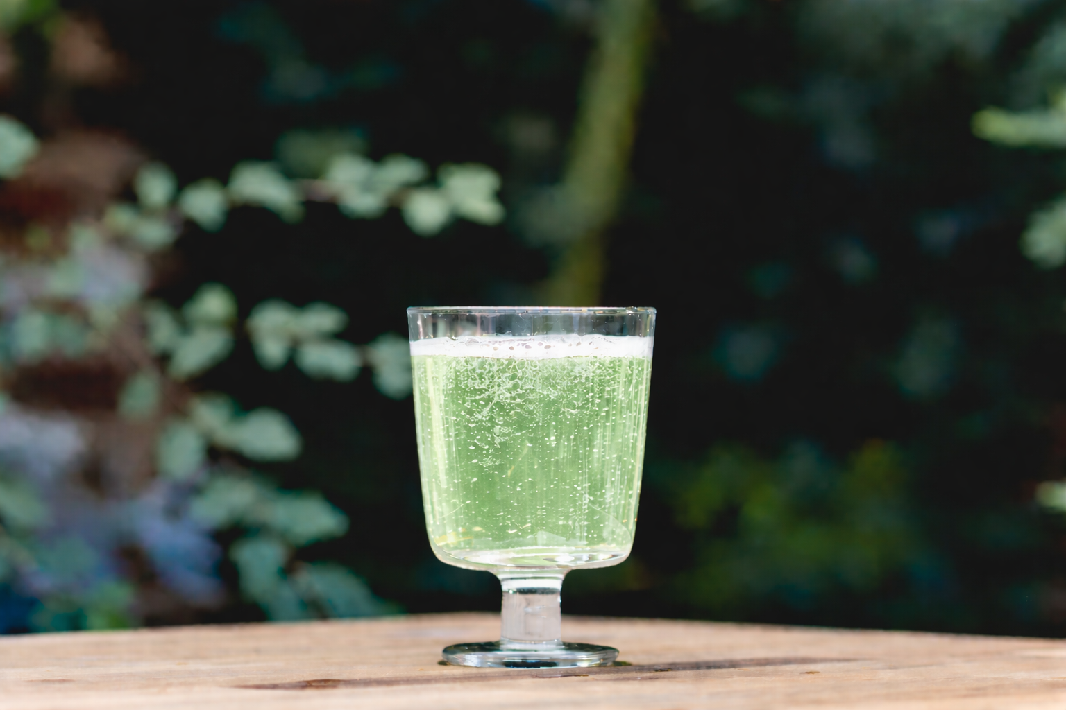 energydrink pomme kiwi zero dans un verre